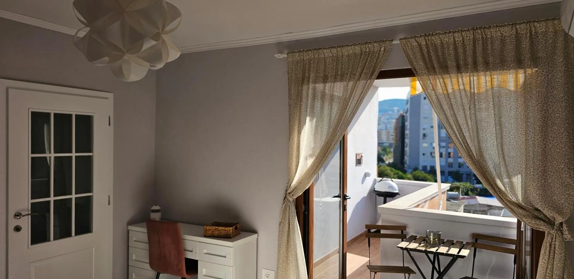 Lejlighed Nuci'S Place, Lovely Apt With Balcony Near Blloku Tirana